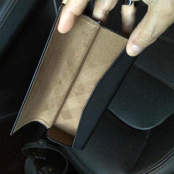 Burberry glasses case. - Picture 2 of 4